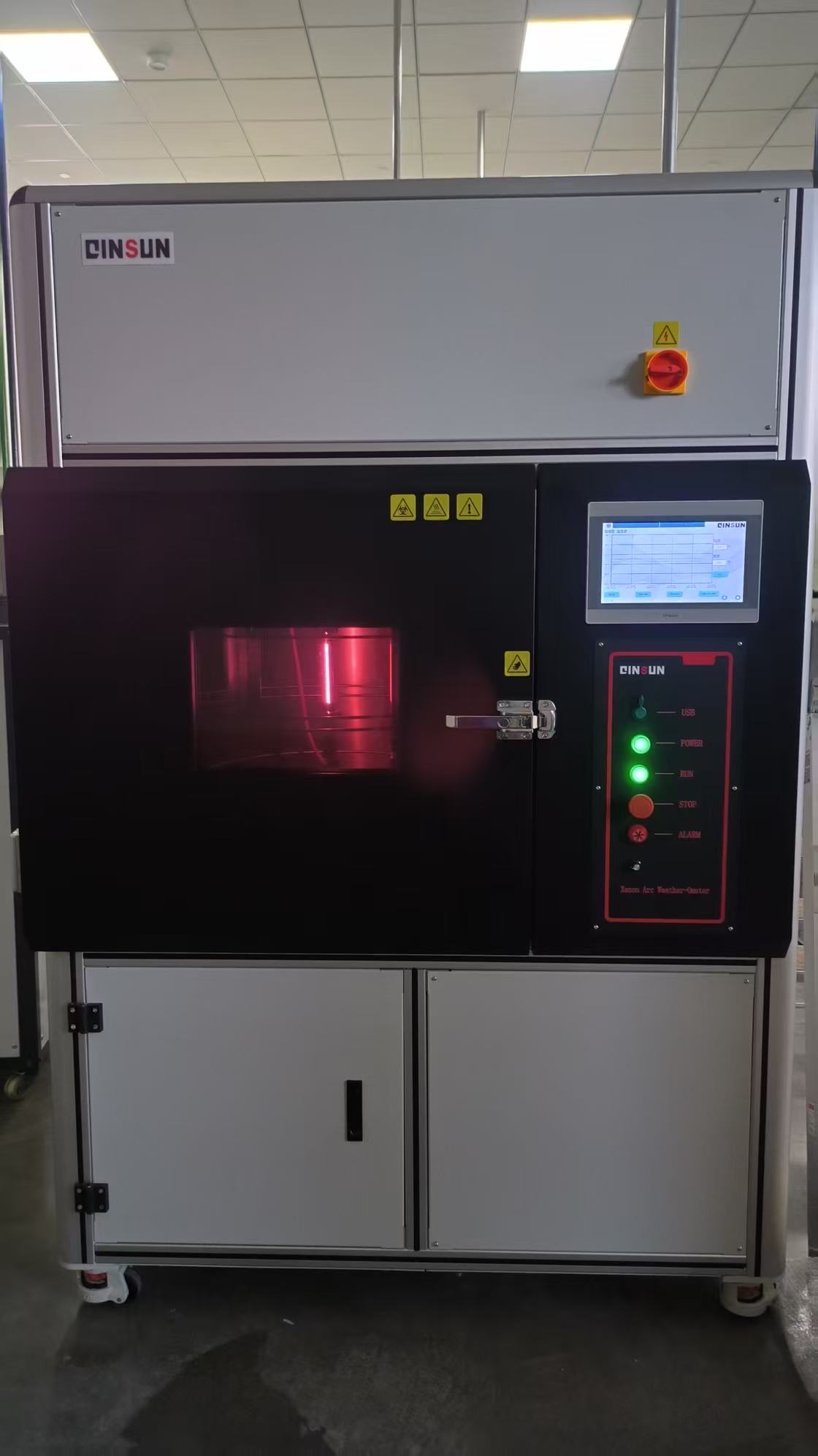 工程师在客户现场安装培训我们自己设备的实物图